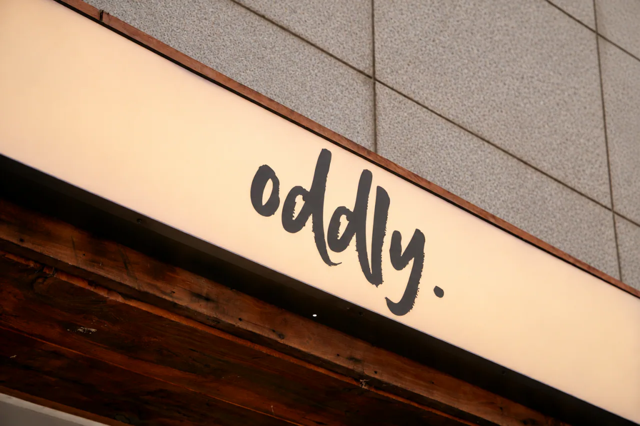 oddly. の看板